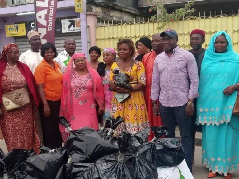 Solidarité :                                                                                                                                 Salomon Njamen au chevet des femmes de Douala 2ème