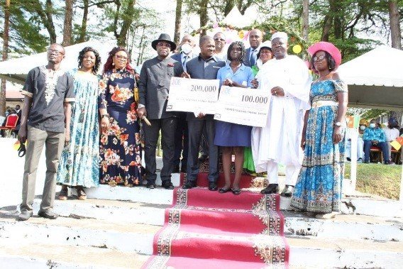 Excellence Scolaire 2021 en Sanaga Maritime : Près de 500 Élèves Primés par La «Fondation la Main Tendue »