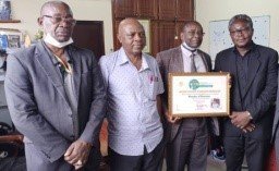 Excellence Républicaine :                                                                     Le Pr. Léandre NNEME NNEME  Reçoit un Diplôme d’Honneur