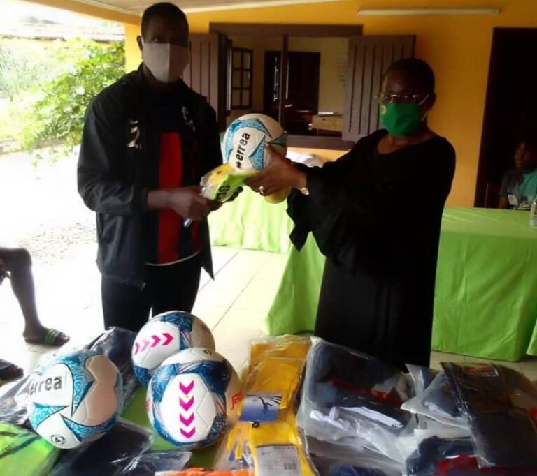 Vacances Utiles : Hon.Elise Pokossy Doumbè Offre du Matériel Sportif aux Jeunes de Douala 5ème