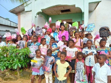 Rentrée Scolaire pour Tous: Radio espoir, Espoir & Vie et la famille NTOK redonnent du sourire à plus de 50 enfants déplacés de la crise anglophone