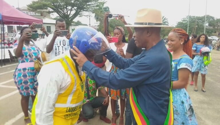 Lutte contre les Accidents de la Circulation en Période de Rentrée Scolaire 2022-2023: le Maire de la Ville de kribi, Guy Emmanuel SABIKANDA, Offre 500 Casques aux Conducteurs de  Motos-Taxis