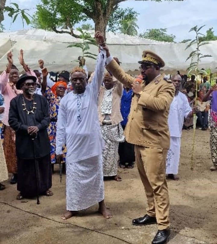 Le Sous-préfet de Douala 4ème présente le nouveau Chef de 3ème degré aux populations