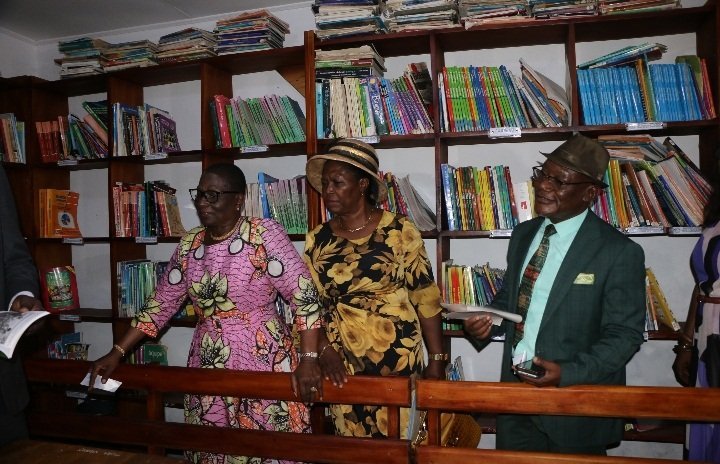 Hon. Elise POKOSSY DOUMBÈ Réhabilite la Bibliothèque du Lycée Bilingue de Logpom 2