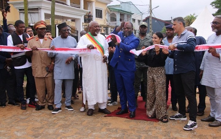 IBRAHIM HOBALLAH offre un Pont à la Mairie de Douala 5ème