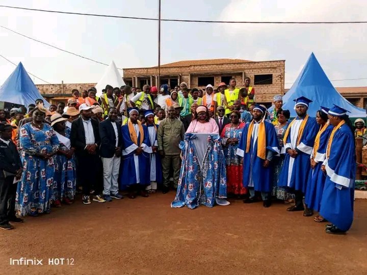 Fondation Table Ouverte WAKECO: Célestine KETCHA Courtès offre des bourses, kits scolaires et prix spéciaux aux jeunes élèves et étudiants du Département du NDE