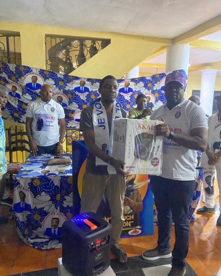 Campagne électorale au secteur-12: Le président de Section Ojrdpc Wouri-5, Hervé Diboundje offre des hoofers aux responsables des sous-sections et aux comités locaux
