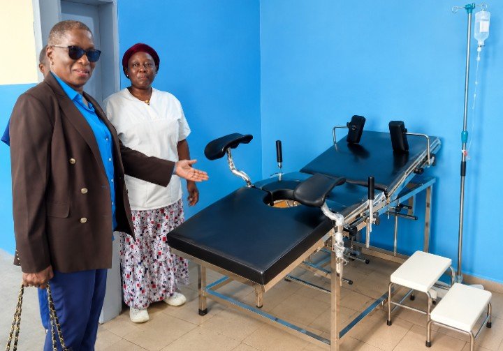 Santé maternelle à Wouri-Est : l&rsquo;Hon. Élise Pokossy Doumbe remet à neuf le Centre de Santé Intégré de Bonangang